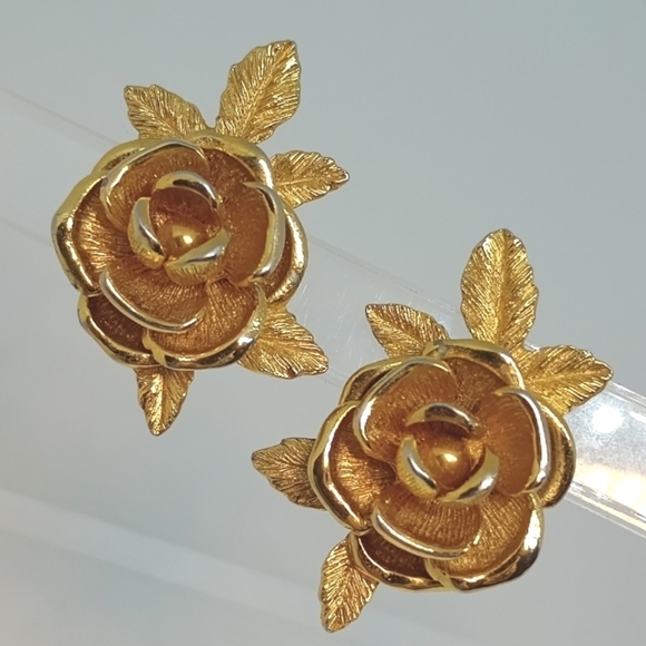 Sarah Coventry Jewelry - * vintage Sarah Coventry large gold tone flower clip on earrings